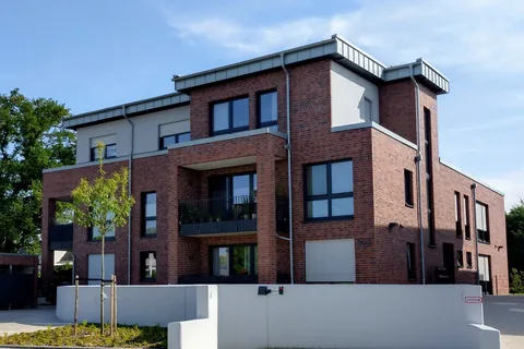 Mehrfamilienhaus mit roter Klinkerfassade und Balkonen